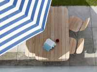 Der dunkelblau gestreifte Sonnenschirm MESSINA von Skagerak von oben Skagerak MESSINA - Holz Sonnenschirm in rund mit Dark Blue Stripes