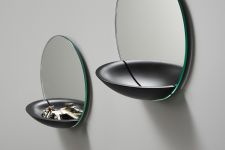 Kleine runde Wandspiegel POCKET MIRROR mit einer praktischen Ablage aus Holz von WOUD Kleine Wandspiegel mit Ablage aus Holz - POCKET MIRROR von WOUD