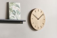 Moderne Design Wanduhr aus Holz - WATCH:OUT von applicata Moderne Design Wanduhr aus Holz - WATCH:OUT von applicata