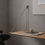 Die Tischplatte des Schreibtisches LOOP DESK aus Eichenholz ergänzt eine filigrane Wandhalterung aus edlem Messing schmaler Schreibtisch für die Wand aus Eiche & Messing - LOOP DESK von We Do Wood