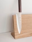 Das lebendig gemaserte Eichenholz verleiht dem Messerblock HOLZ MY KNIFE TABLE von Rio Lindo einen hochwertigen, authentischen Look und bringt ein Stück Natur in die eigene Küche Rio Lindo HOLD MY KNIFE TABLE - magnetischer Messerblock aus Holz