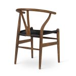 Rückansicht des Design Esstischstuhls CH24 Wishbone Chair von Carl Hansen & Søn in Eiche, rauchfarben geölt mit Sitz aus schwarzen Papierkordeln Design Esstischstuhl Rückansicht CH24 Wishbone Chair Carl Hansen and Son
