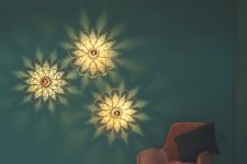 Kunstvolle Wandleuchte ARAME WALL LIGHT fürs Wohnzimmer aus Holzfurnier Kunstvolle Wandleuchte fürs Wohnzimmer aus Holzfurnier - ARAME WALL LIGHT von Tom Raffield