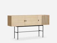 180 cm breites Sideboard ARRAY von WOUD in Eiche, weißpigmentiert lackiert mit schwarzem Metallgestell Sideboard aus Holz in Eiche mit Metallgestell (180 cm) breit - ARRAY von WOUD