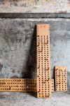 Designer Garderobenleiste SCOREBOARD aus geöltem Bambus-Holz in horizontaler (100x18cm), vertikaler (18x100cm) und kleiner (17x36cm) Ausführung We Do Wood's SCOREBOARD - Designer Garderobenleiste aus Holz