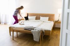 elegant geschwungenes Designerbett aus Massivholz - ZEBRA von Sixay 