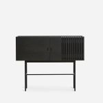 120 cm breites Sideboard ARRAY von WOUD im modernen Materialmix aus schwarz lackiertem Eichenholz und schwarzem Metall Sideboard aus Holz in Eiche schwarz und Metall (120 cm breit) - ARRAY von WOUD