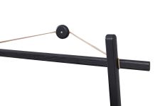 Schwarze Anlehngarderobe CLOTHES RACK aus Holz mit braunem Lederband  Anlehngarderobe aus Holz mit Lederband von Andersen Furniture - CLOTHES RACK