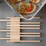 Dank seiner praktischen Aufklappfunktion, bietet der Untersetzer TABLE FRAME von Rio Lindo Platz für unterschiedlich große Töpfe und Pfannen by Wirth - Holz Untersetzer für Töpfe und Pfannen - TABLE FRAME von by Wirth