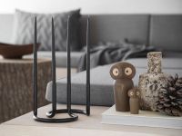 Dank ihres zeitlosen Designs lassen sich die Eulenfiguren OWL von architectmade in vielseitig nutzen und kombinieren - hier als Teil eines winterlichen Dekoarrangements architectmade - OWL dekorative Eulen aus Holz in Eiche