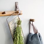 Der praktische Ledergurt dient als Halterung der Hakenleiste RACK 4 DOT von by Wirth und ist ein kleiner Blickfang des ansonsten schlichten Designs By Wirth RACK 4 DOT - Hakenleiste Holz Eiche geräuchert