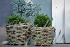 Die großen Pflanzkörbe PALAU von Jan Kurtz werden zum echten Blickfang auf der Terrasse und sorgen für ein natürliches Flair  großer Pflanzkorb aus Rattan für den Outdoor-Bereich - PALAU von Jan Kurtz