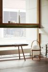Die Sitzbank GEORG BENCH von Skagerak lädt stilvoll zu komfortablen Sitzpausen am Fenster ein Sitzbank in Eiche - GEORG BENCH von Skagerak
