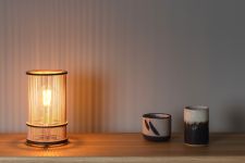 Kleine Tischleuchte ARTUS TABLE LIGHT mit rundem Käfig aus Holz von Tom Raffield Kleine Tischleuchte mit rundem Käfig aus Holz - ARTUS TABLE LIGHT von Tom Raffield