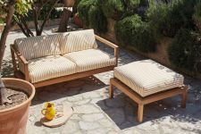 Die Loungeecke VIRKELYST mit dem gleichnamigen Outdoor Sofa und Hocker von Skagerak lädt zum luxuriösen Entspannen im Garten ein Skagerak - VIRKELYST Outdoor Sofa 2-Sitzer für Garten und Terrasse