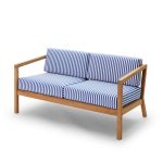 2-Sitzer Outdoor Sofa VIRKELYST von Skagerak aus FSC-zertifiziertem Teakholz mit seeblau gestreiften Polstern Outdoor Sofa 2-Sitzer aus Teakholz - VIRKELYST 2-SEATER von Skagerak