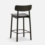 Rückansicht des 65 cm hohen Tresenstuhls mit Lehne SOMA COUNTER CHAIR von WOUD in Esche, schwarz lackiert Tresenstuhl mit Lehne im dänischen Design SOMA COUNTER CHAIR von WOUD