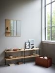 Modernes Wohnraum-Setting mit dem Spiegel MIRROR WITH A SHELF im dänischen Design von MOEBE Spiegel mit Holzregal im dänischen Design - Der Mirror with a Shelf von Moebe