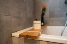 Hochwertiges BADEBRETT von Raumgestalt als stilvolle Ablage im Badezimmer - Foto: Franziska Grund Raumgestalt BADEBRETT aus Holz praktische Badewannenablage