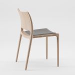 Die Stuhlbeine des LATUS CHAIR von Artisan verjüngen sich nach unten, was seinen skulpturalen Charakter zusätzlich unterstreicht Hochwertiger Stuhl aus Massivholz Latus Chair von Artisan