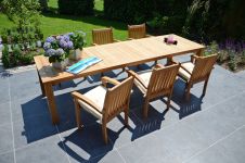 Einladende Sitzgruppe mit den Stapelstühlen VICTORIA und dem Esstisch NORR von Traditional Teak Traditional Teak - VICTORIA stapelbarer Gartenstuhl mit Armlehnen aus Teak