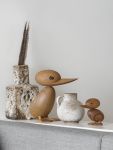 Zwischen Porzellan- oder Glasvasen setzen die Holzfiguren DUCK und DUCKLING von architectmade natürlich schöne Akzente architectmade - DUCK und DUCKLING Enten aus Holz im dänischen Design