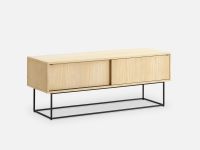 TV Sideboard aus Holz in Eiche weißigmentiert lackiert - VIRKA LOW von WOUD