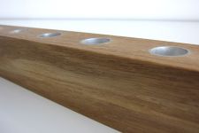 Kerzenhalter BRENNHOLZ aus heller Eiche von Raumgestalt Kerzenhalter BRENNHOLZ aus massivem Holz von Raumgestalt. Abb. in heller Eiche.