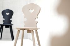 Stuhl VIENNA von Jan Kurtz in Buche lackiert oder Eiche geölt im rustikalen Hüttenstil