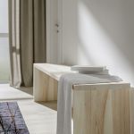 Die Sitzbank MENA von vitamin design ist in zahlreichen Ausführungen erhältlich - hier die Variante in weiss geölter Esche Sitzbank aus Holz in Esche, weiss geölt - MENA von vitamin design