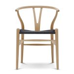 Vorderansicht des Design Esstischstuhls CH24 Wishbone Chair von Carl Hansen & Søn in Eiche lackiert mit Sitz aus schwarzen Papierkordeln Design Esstischstuhl in Eiche schwarz CH24 Wishbone Chair von Carl Hansen and Son