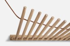 Detailaufnahme der Design Wandgarderobe KNAEGT von WOUD in Eiche, weißpigmentiert lackiert Detail Wandgarderobe aus Holz in Eiche mit Ablage - KNAEGT COAT RACK von WOUD