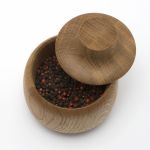 Draufsicht auf die runde Holzdose BLOOM von shibui, in der sich Zucker und andere Gewürze stilvoll aufbewahren lassen Holzdose mit Deckel für Zucker und Gewürze - BLOOM von shibui