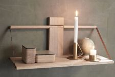 Kerzenlicht und die warmen Töne des Eichenholzes verstömen eine warme Atmosphäre Von Andersen Furniture WOOD WALL SHELF - Holz Design Wandregal warme Atmosphäre