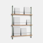 Variante 2 des Zeitschriftenregals MAGAZINE SHELVING von MOEBE in Eiche geölt mit Gestell in Pine Green Zeitschriftenregal für die Wand in Eiche Pine Green - MAGAZINE SHELVING MS.115.1 von MOEBE