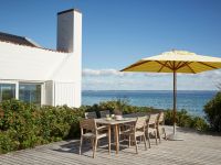 Farbenfroher Schattenspender: Der Sonnenschirm MESSINA von Skagerak mit Streifen in Lemon Sand Design Sonnenschirm quadratisch in Lemon Sand gestreift - MESSINA Skagerak