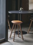 Erhältlich ist der Design Barhocker PAULINE von Brdr. Krüger nicht nur in verschiedenen Holzarten, sondern auch in zwei Höhen Brdr. Krüger - PAULINE BAR STOOL 65cm hoher Barhocker in Eiche geölt mit Polster cognac