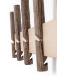 Gut durchdacht gestaltet bieten die Haken der Garderobenleiste RECES von Roon & Rahn mehrere Möglichkeiten, um Jacken und Mäntel aufzuhängen Detail der Garderobenleiste aus Holz in Eiche - RECES von Roon & Rahn