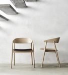 Der AC2 Esszimmerstuhl in Eiche weißpigmentiert ist mit und ohne Lederbezug erhältlich Esszimmerstuhl mit Armlehnen Eiche weißpig Lederbezug AC2 von Andersen Furniture