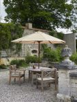 In der Mitte der runden Tischplatte befindet sich eine kleine Aussparung als Halterung für den Sonnenschirm runder Gartentisch aus Teakholz für 4 Personen - DRACHMANN TABLE von Skagerak