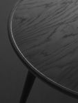 Die markante Holzmaserung des ACCENT DINING TABLE Esszimmertischs von Mater kommt auch in der dunklen Holzvariante gut zur Geltung Esszimmertisch rund in Eiche sirka-grau Oberfläche - ACCENT DINING TABEL von Mater