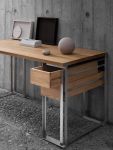 Klare Linien, gut durchdachte Details und eine hochwertige Verarbeitung kennzeichnen den modernen Design Schreibtisch OUTLINE DESK von KristinaDam Moderner Design Schreibtisch aus Eichenholz - Outline Desk von Kristina Dam