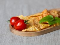 Ideal für den Film- oder Partyabend mit Freunden oder der Familie: auf dem Serviertablett NIYA aus Holz von Rio Lindo stehen Snacks in nächster Nähe bereit Rio Lindo - NIYA OVAL TRAY ovales Serviertablett aus Holz in Esche
