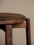 Audo Copenhagen PASSAGE STOOL - Detailaufnahme des stapelbareren Holzhockers