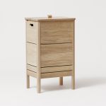 Wäschetruhe A LINE LAUNDRY BOX aus weiß geöltem Eichenholz im dänischen Design von FORM & REFINE Wäschetruhe aus Holz in Eiche weißim dänischen Design - A LINE LAUNDRY BOX von FORM & REFINE
