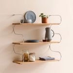 ONDA von Schneid - Hängeregal aus Metall und Holz