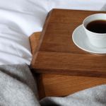 Markantestes Detail des sonst schlicht gestalteten Holzbrettes aus Eiche von Raumgestalt sind die schrägen Kanten Raumgestalt - großes Holzbrett aus Eiche