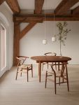 Elegantes Esszimmer-Setting mit dem CH24 Wishbone Chair von Carl Hansen & Søn in Walnuss geäölt mit naturfarbenem Sitz Carl Hansen and Son CH24 Wishbone Chair Design Esstischstuhl in Walnuss