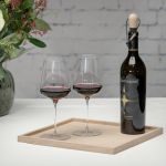 EIn entspannter Abend auf dem Sofa mit dem Couch Tablett SQUARE TRAY von The Oak Men und zwei Gläsern guten Wein Couch Tablett aus Eiche SQUARE TRAY von The Oak Men