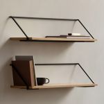 Modernes Wandregal RAIL SHELF im spannenden Materialmix aus Holz und Metall von Audo Copenhagen RAIL SHELF von MENU - Designer Wandregal aus Holz und Metall